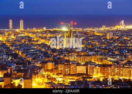 Horizon de Barcelone ville vue d'ensemble avec l'église de la Sagrada Familia cathédrale en Espagne crépuscule Banque D'Images