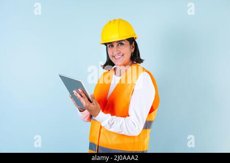 Femme hispanique Construction technique professionnelle et travailleur acharné tenant une tablette numérique avec un casque au Mexique en Amérique latine Banque D'Images