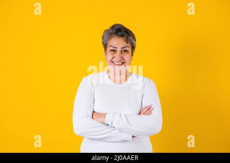 Portrait de femme hispanique mûri sur fond jaune au Mexique en Amérique latine Banque D'Images