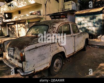 Voiture rustique d'époque garée en face de l'ancienne boutique Banque D'Images