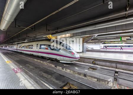 Barcelone, Espagne - 18 février 2022 : train à grande vitesse AVE Siemens Velaro exploité par RENFE Rail à la gare de Barcelona Sants à Barcelone, SPAI Banque D'Images