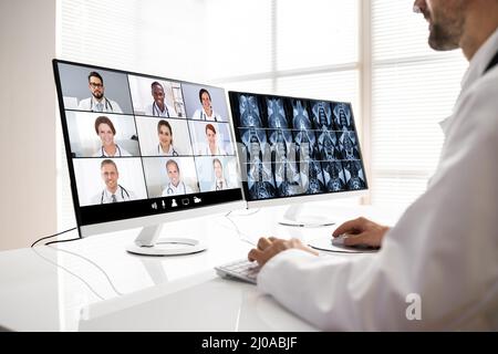 Radiologue Docteur Chat vidéo Conférence en ligne dans la clinique Banque D'Images