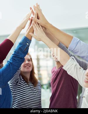 Nous travaillons ensemble. Photo d'un groupe de personnes qui mettent les mains ensemble. Banque D'Images