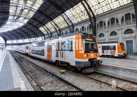 Barcelone, Espagne - 19 février 2022 : train régional Rodalies de Catalunya à la gare de Franca à Barcelone, Espagne. Banque D'Images