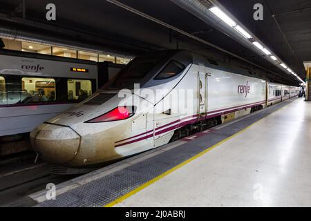 Barcelone, Espagne - 18 février 2022 : train à grande vitesse AVE Talgo 250 exploité par RENFE Rail à la gare de Barcelone Sants à Barcelone, Espagne. Banque D'Images