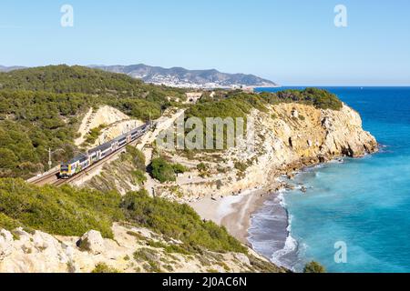 Sitges, Espagne - 20 février 2022 : train régional Rodalies de Catalunya exploité par la RENFE près de Sitges en Espagne. Banque D'Images