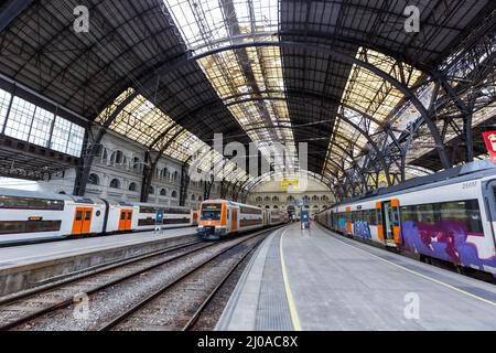 Barcelone, Espagne - 19 février 2022 : train régional Rodalies de Catalunya à la gare de Franca à Barcelone, Espagne. Banque D'Images