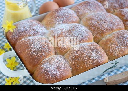 boulettes de levure cuites au four avec sauce à la vanille Banque D'Images