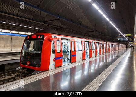 Barcelone, Espagne - 19 février 2022: Métro Barcelone station El Carmel transports publics à Barcelone, Espagne. Banque D'Images