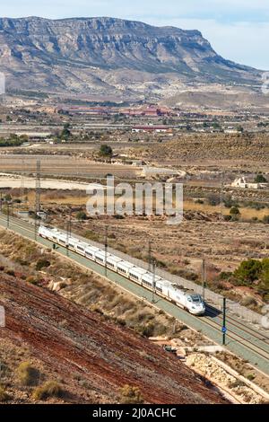 Alicante, Espagne - 16 février 2022 : train à grande vitesse Talgo 250 de l'avenue RENFE sur la ligne ferroviaire à grande vitesse Madrid - Levante près d'Alicante, Espagne Banque D'Images