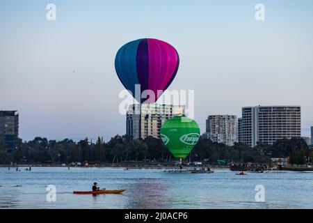 Canberra, Australie. 18th mars 2022. Des ballons à air chaud sont vus au-dessus du lac Burley Griffin lors du festival annuel Canberra Balloon Spectacular à Canberra, en Australie, le 18 mars 2022. Le festival annuel Canberra Balloon Spectacular, un festival de montgolfières célébré dans la capitale australienne, a lieu cette année du 12 au 20 mars. Credit: Chu Chen/Xinhua/Alay Live News Banque D'Images