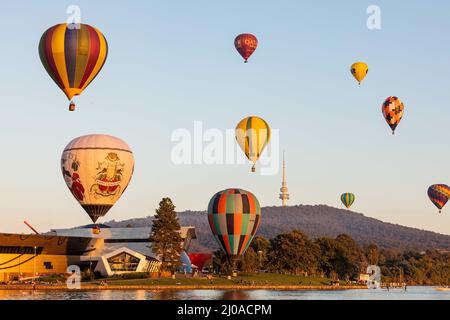 Canberra, Australie. 18th mars 2022. Des ballons à air chaud sont vus dans le ciel lors du festival annuel Canberra Balloon Spectacular à Canberra, en Australie, le 18 mars 2022. Le festival annuel Canberra Balloon Spectacular, un festival de montgolfières célébré dans la capitale australienne, a lieu cette année du 12 au 20 mars. Credit: Chu Chen/Xinhua/Alay Live News Banque D'Images