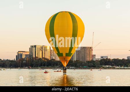 Canberra, Australie. 18th mars 2022. Une montgolfière est visible au-dessus du lac Burley Griffin lors du festival annuel Canberra Balloon Spectacular à Canberra, en Australie, le 18 mars 2022. Le festival annuel Canberra Balloon Spectacular, un festival de montgolfières célébré dans la capitale australienne, a lieu cette année du 12 au 20 mars. Credit: Chu Chen/Xinhua/Alay Live News Banque D'Images