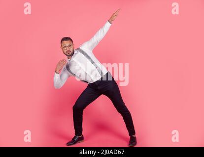 Portrait de drôle funky fou homme avec le geste de gagner célébrer le succès. Banque D'Images