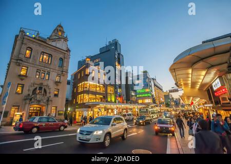 Le crépuscule descend sur l'animation de Shijo-dori, Kyoto, au Japon, avec la circulation et les piétons, capturant l'énergie vibrante de la ville après les heures de travail Banque D'Images