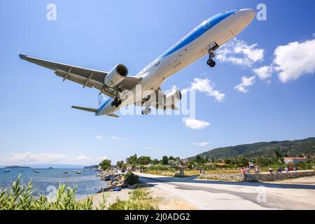 Skiathos, Grèce - 23 juin 2015 : avion Thomson Boeing 757-200 à l'aéroport de Skiathos (JSI) en Grèce. Banque D'Images