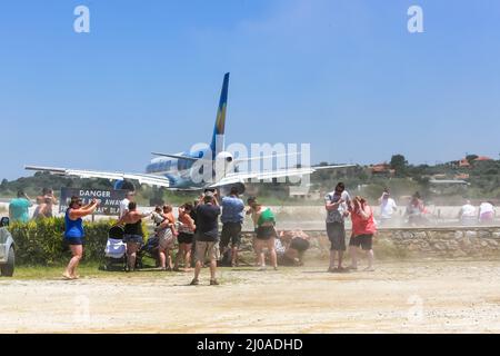 Skiathos, Grèce - 24 juin 2015 : l'avion Thomas Cook Boeing 757-200 à l'aéroport de Skiathos (JSI) en Grèce. Banque D'Images