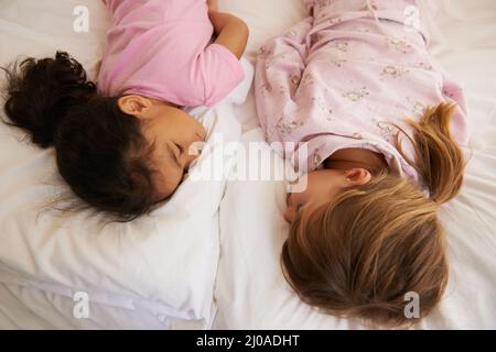 J'ADORE les lueurs. Photo de petites filles mignonnes ayant un sleepover. Banque D'Images