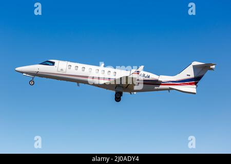 Porto, Portugal - 21 septembre 2021 : avion Ryanair Bombardier Learjet 45 à l'aéroport de Porto (OPO) au Portugal. Banque D'Images