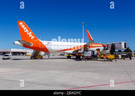 Porto, Portugal - 21 septembre 2021 : avion easyJet Airbus A320 à l'aéroport de Porto (OPO) au Portugal. Banque D'Images