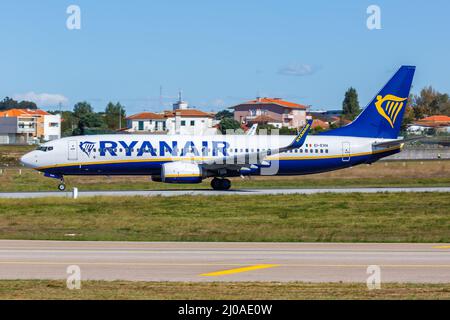Porto, Portugal - 21 septembre 2021 : avion Ryanair Boeing 737-800 à l'aéroport de Porto (OPO) au Portugal. Banque D'Images