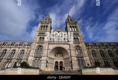 Photo du dossier datée du 17/03/20 du Musée d'Histoire naturelle de South Kensington, Londres, qui fut le musée britannique le plus visité en 2021. L'Association of Leading Visitor attractions (ALVA) a révélé que le musée de Londres a connu une augmentation de 21 pour cent de la fréquentation avec 1 571 413 000 visiteurs l'année dernière, ce qui en fait l'attraction intérieure la plus populaire au Royaume-Uni. Date de publication : vendredi 18 mars 2022. Banque D'Images