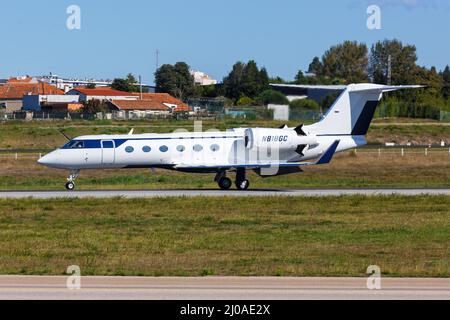 Porto, Portugal - 21 septembre 2021 : avion Gulfstream G450 à l'aéroport de Porto (OPO) au Portugal. Banque D'Images