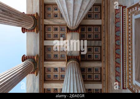 Plafond d'entrée de l'Académie d'Athènes sous la vue. Grèce. Partie supérieure de colonne classique et toit orné d'or, élégant bâtiment néoclassicel Banque D'Images