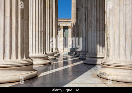 Piliers et escaliers en marbre blanc. Athènes Grèce Académie néoclassique bâtiment entrée colonnade. Colonnes classiques d'une ligne. Banque D'Images