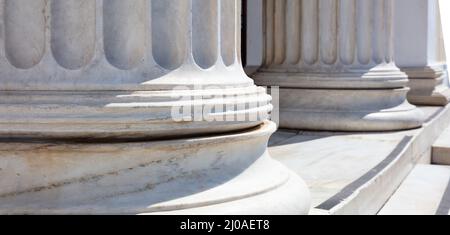 Piliers et escaliers en marbre blanc. Colonnes classiques d'une ligne. Athènes Grèce Académie néoclassique bâtiment entrée colonnade. Banque D'Images