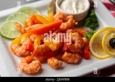 Crevettes épicées à l'ail, blanc sur fond gris Banque D'Images