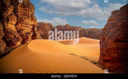 La formation rocheuse de Djanet et le sable dans le désert du Sahara Banque D'Images