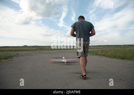 Homme et modèle de l'avion Banque D'Images