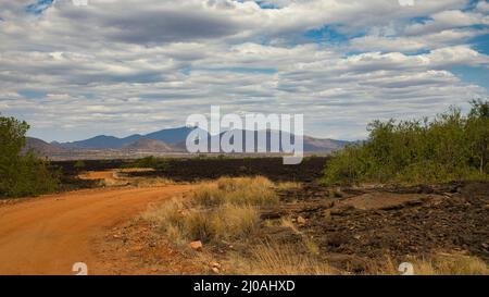 Vue sur les montagnes aux coulées de lave Shetani à Tsavo West. Banque D'Images