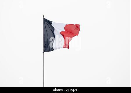 Magny cours, France. 16th mars 2022. Un drapeau français vole dans le vent au circuit international de Magny-cours/Nevers France. Crédit : Silas Stein/dpa/Alay Live News Banque D'Images