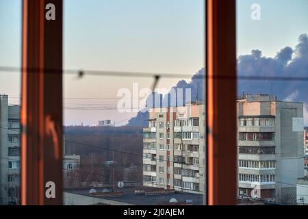 Lviv, Ukraine - MARS 18,2022 : de la fumée s'élève après une frappe de missiles russes qui a frappé la zone aéroportuaire de la ville ukrainienne occidentale de Lviv le 18,2022 mars. Banque D'Images