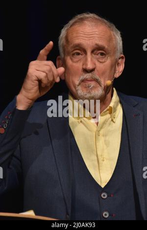 Cologne, Allemagne. 17th mars 2022. L'auteur danois Jussi Adler-Olsen parle à lit.Cologne, le festival international de la littérature crédit: Horst Galuschka/dpa/Alamy Live News Banque D'Images