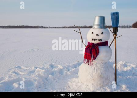 Snowman au seul un champ neigeux à l'heure d'hiver Banque D'Images