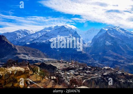 La ville de Karimabad, située sur la rive ouest de la rivière Hunza, se trouve dans les régions du nord du Pakistan, dans une vallée qui est à 2 500 m d'altitude Banque D'Images