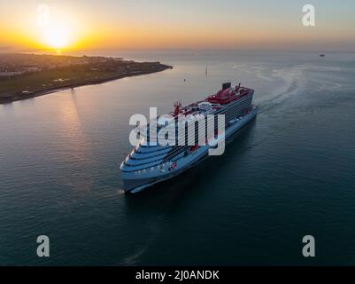 Bateau de croisière de la femme vaillant par Virgin Voyages arrivant à Portsmouth International Port England, tôt le matin Banque D'Images