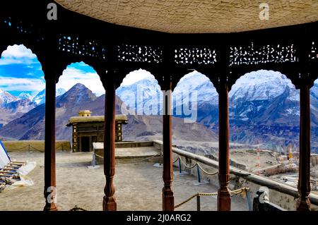 Vue sur les montagnes glaciales de karakoram depuis le fort de Baltit, dans la vallée de Hunza, près de la frontière avec la Chine au Pakistan Banque D'Images