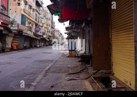 Une vue déserte à l'extérieur du sanctuaire soufi Saint Hazrat Khwaja Moinuddin Chishti avant l'occasion d'Eid al-Fitr qui marque la fin du mois Saint du Ramadan à Ajmer, comme le sanctuaire est fermé pour les pèlerins, suite à la montée des cas Covid-19 à travers le pays, à Ajmer, Rajasthan, Inde le 13 mai 2021. Vendredi, le nombre d'infections à Covid-19 enregistrées en Inde a dépassé les 24 millions, alors que des rapports indiquent que le mutant du coronavirus hautement transmissible détecté pour la première fois dans le pays se propageait à travers le monde. Photo par ABACAPRESS.COM Banque D'Images