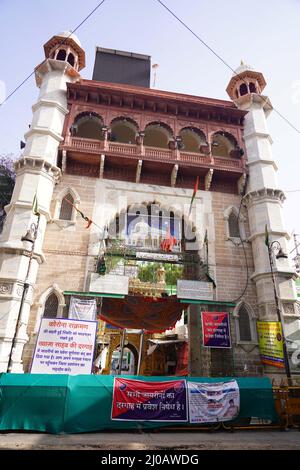 Une vue déserte à l'extérieur du sanctuaire soufi Saint Hazrat Khwaja Moinuddin Chishti avant l'occasion d'Eid al-Fitr qui marque la fin du mois Saint du Ramadan à Ajmer, comme le sanctuaire est fermé pour les pèlerins, suite à la montée des cas Covid-19 à travers le pays, à Ajmer, Rajasthan, Inde le 13 mai 2021. Vendredi, le nombre d'infections à Covid-19 enregistrées en Inde a dépassé les 24 millions, alors que des rapports indiquent que le mutant du coronavirus hautement transmissible détecté pour la première fois dans le pays se propageait à travers le monde. Photo par ABACAPRESS.COM Banque D'Images