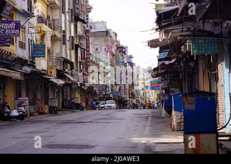 Une vue déserte à l'extérieur du sanctuaire soufi Saint Hazrat Khwaja Moinuddin Chishti avant l'occasion d'Eid al-Fitr qui marque la fin du mois Saint du Ramadan à Ajmer, comme le sanctuaire est fermé pour les pèlerins, suite à la montée des cas Covid-19 à travers le pays, à Ajmer, Rajasthan, Inde le 13 mai 2021. Vendredi, le nombre d'infections à Covid-19 enregistrées en Inde a dépassé les 24 millions, alors que des rapports indiquent que le mutant du coronavirus hautement transmissible détecté pour la première fois dans le pays se propageait à travers le monde. Photo par ABACAPRESS.COM Banque D'Images