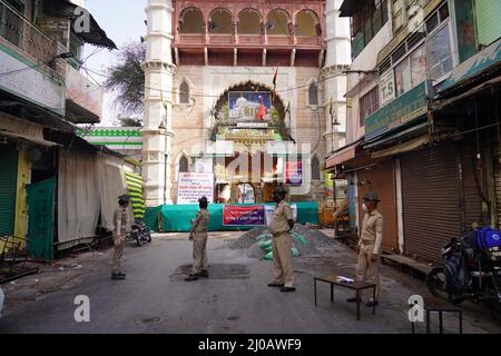 Une vue déserte à l'extérieur du sanctuaire soufi Saint Hazrat Khwaja Moinuddin Chishti avant l'occasion d'Eid al-Fitr qui marque la fin du mois Saint du Ramadan à Ajmer, comme le sanctuaire est fermé pour les pèlerins, suite à la montée des cas Covid-19 à travers le pays, à Ajmer, Rajasthan, Inde le 13 mai 2021. Vendredi, le nombre d'infections à Covid-19 enregistrées en Inde a dépassé les 24 millions, alors que des rapports indiquent que le mutant du coronavirus hautement transmissible détecté pour la première fois dans le pays se propageait à travers le monde. Photo par ABACAPRESS.COM Banque D'Images