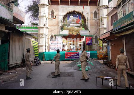 Une vue déserte à l'extérieur du sanctuaire soufi Saint Hazrat Khwaja Moinuddin Chishti avant l'occasion d'Eid al-Fitr qui marque la fin du mois Saint du Ramadan à Ajmer, comme le sanctuaire est fermé pour les pèlerins, suite à la montée des cas Covid-19 à travers le pays, à Ajmer, Rajasthan, Inde le 13 mai 2021. Vendredi, le nombre d'infections à Covid-19 enregistrées en Inde a dépassé les 24 millions, alors que des rapports indiquent que le mutant du coronavirus hautement transmissible détecté pour la première fois dans le pays se propageait à travers le monde. Photo par ABACAPRESS.COM Banque D'Images