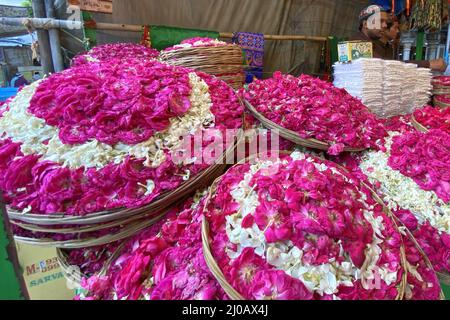 Un dévot musulman se trouve à côté d'un stand vendant des pétales de fleurs au sanctuaire de Soufi saint Khwaja Moinuddin Chishti à Ajmer, Rajasthan, Inde, le 14 août 2021. Photo par ABACAPRESS.COM Banque D'Images