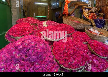 Un dévot musulman se trouve à côté d'un stand vendant des pétales de fleurs au sanctuaire de Soufi saint Khwaja Moinuddin Chishti à Ajmer, Rajasthan, Inde, le 14 août 2021. Photo par ABACAPRESS.COM Banque D'Images
