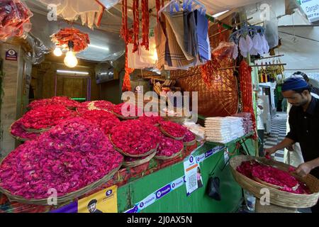 Un dévot musulman se trouve à côté d'un stand vendant des pétales de fleurs au sanctuaire de Soufi saint Khwaja Moinuddin Chishti à Ajmer, Rajasthan, Inde, le 14 août 2021. Photo par ABACAPRESS.COM Banque D'Images