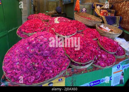 Un dévot musulman se trouve à côté d'un stand vendant des pétales de fleurs au sanctuaire de Soufi saint Khwaja Moinuddin Chishti à Ajmer, Rajasthan, Inde, le 14 août 2021. Photo par ABACAPRESS.COM Banque D'Images